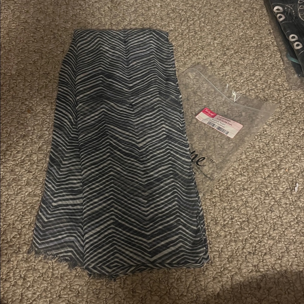Thirty-One Zig Zag Avenue Scarf in Black and White